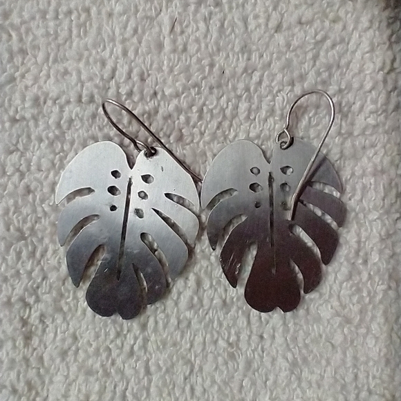 Large leaf aluminum look silvertone wire earrings - Picture 3 of 3